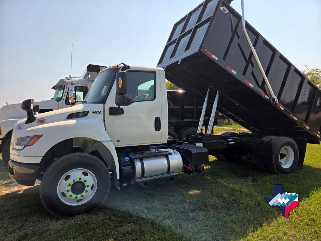 Side view of PC-450 custom dumping flatbed with twin cylinders